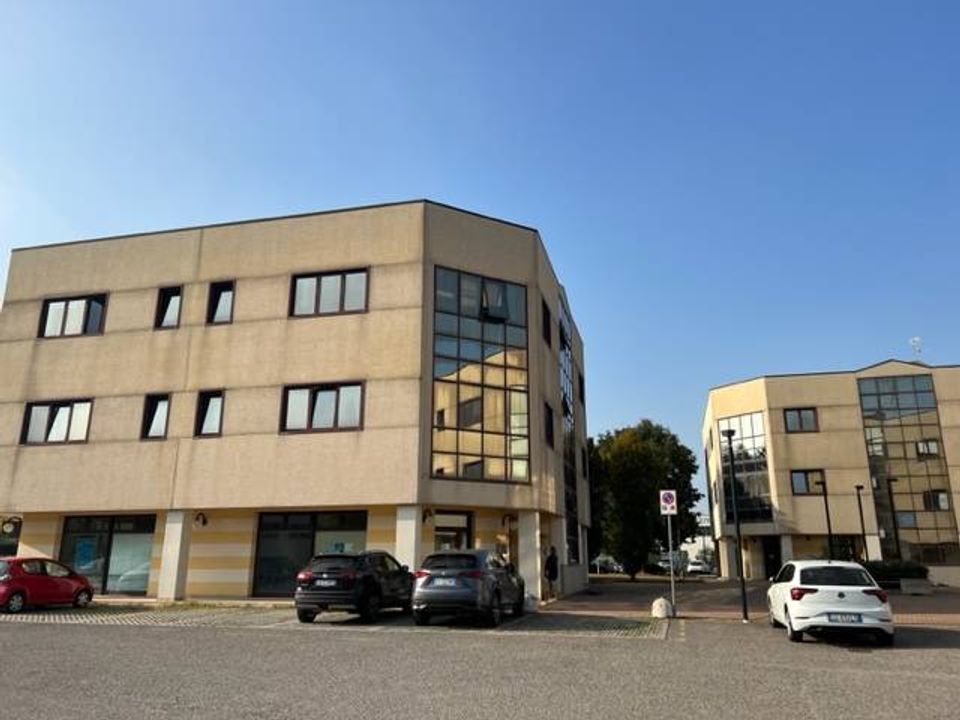Erhvervsejendom i Porto Mantovano, Mantua - foto 1