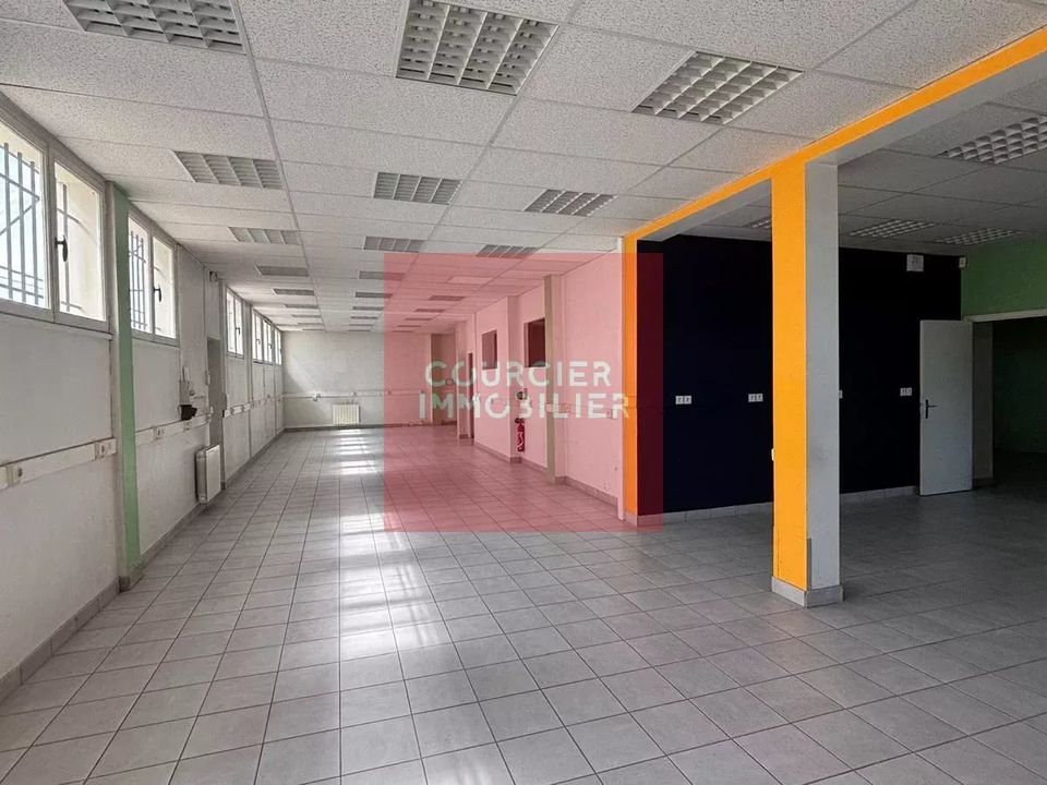 Erhvervsejendom i Le Mesnil-Saint-Denis, Yvelines - foto 1