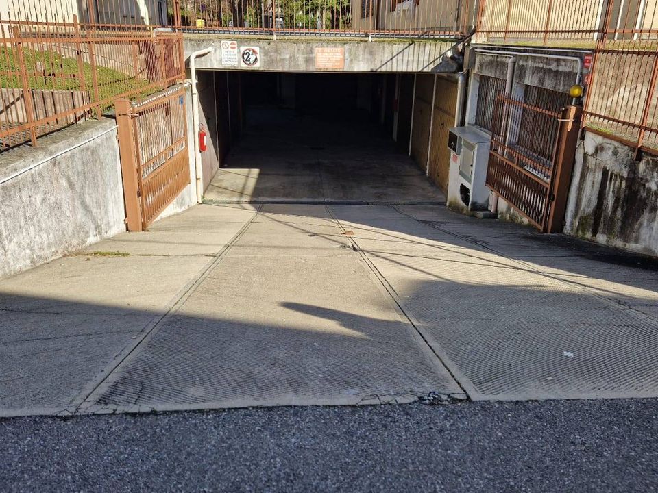 Parkeringsplass i Verderio, Lecco - bilde 1