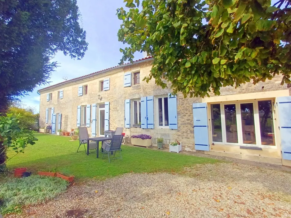 Casa de pueblo en Saint-Ciers-Du-Taillon, Charente-Maritime - foto 2