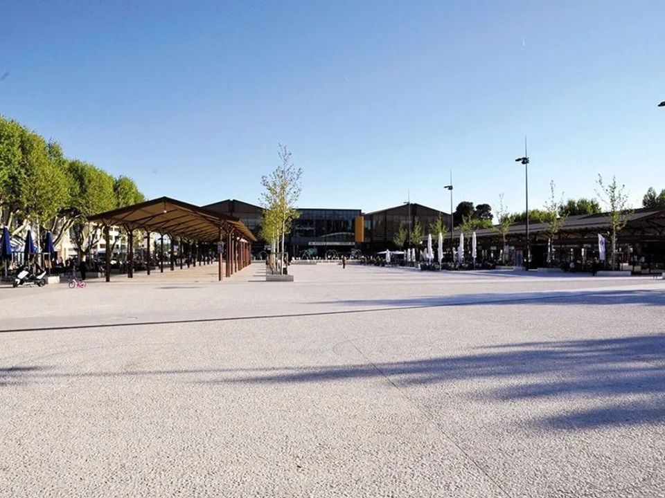 Erhvervsejendom i Salon de Provence, Bouches-du-Rhone - foto 2