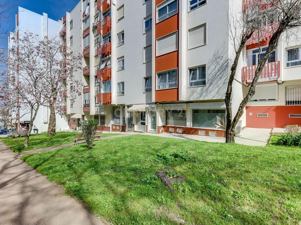 Erhvervsejendom i Amadora, Lisbon - foto 1