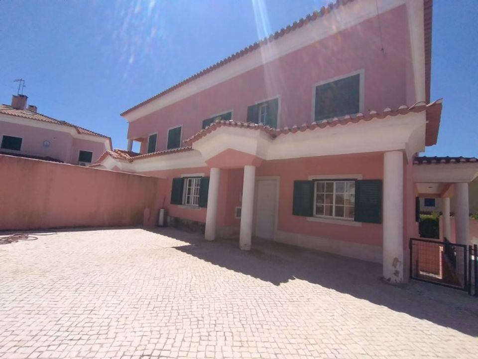 Villa in Rio de Mouro-Estacao, Lisbon - foto 1