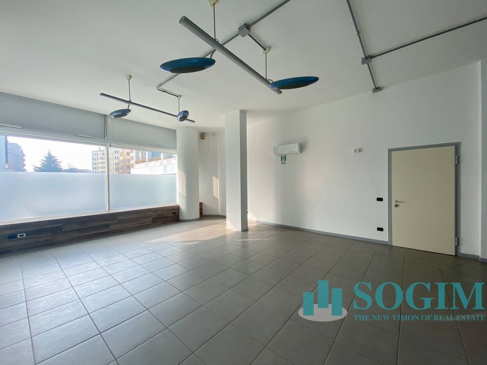 Commercial property in Gallarate, Varese - photo 2