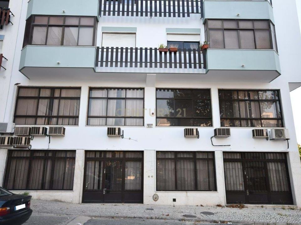 Erhvervsejendom i Amadora, Lisbon - foto 1