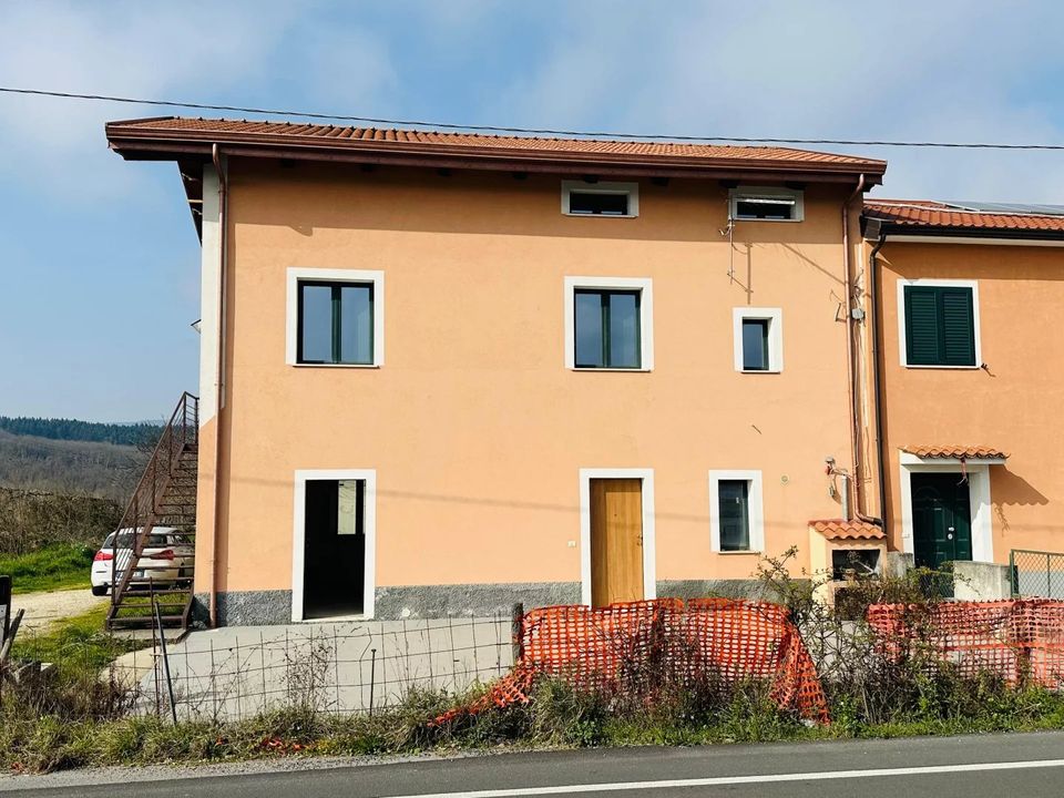 L'establiment comercial a Mangone, Cosenza - foto 1