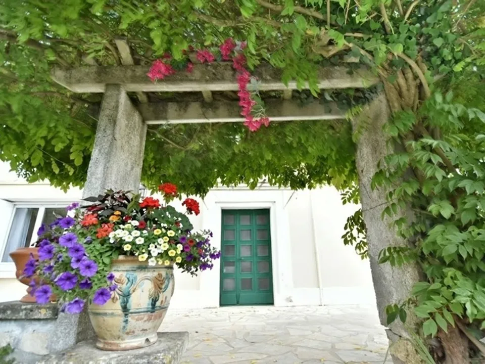 Villa en Saint-Yrieix-Sur-Charente, Charente - foto 1
