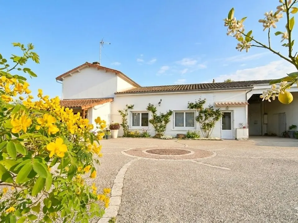 Villa en Saint-Yrieix-Sur-Charente, Charente - foto 2