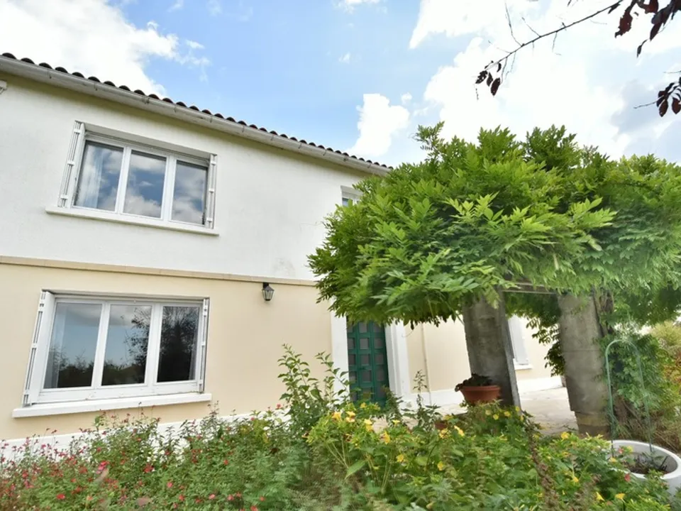 Villa en Saint-Yrieix-Sur-Charente, Charente - foto 3