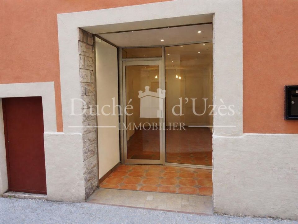 Commercial property in Saint-Quentin-la-Poterie, Gard - photo 2