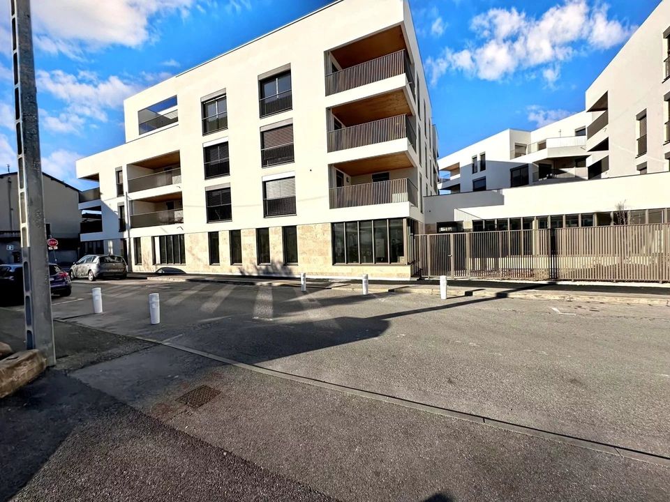Erhvervsejendom i Bourgoin-Jallieu, Isere - foto 1