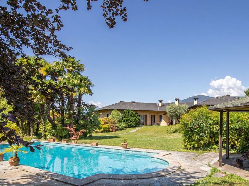 Villa i Porto Valtravaglia, Varese - bilde 1