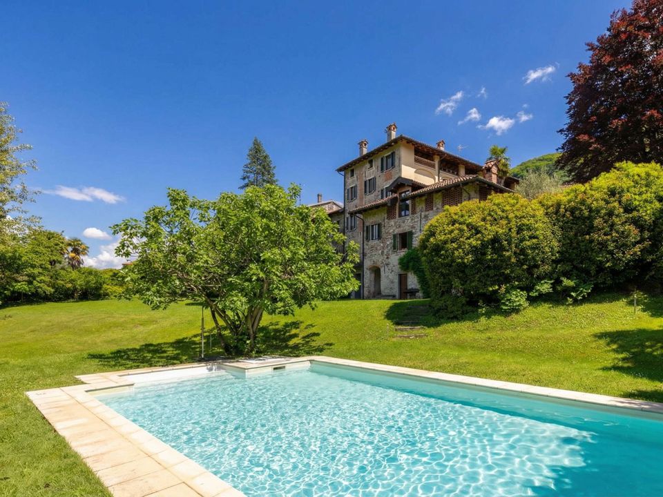 Villa i Porto Valtravaglia, Varese - bilde 1