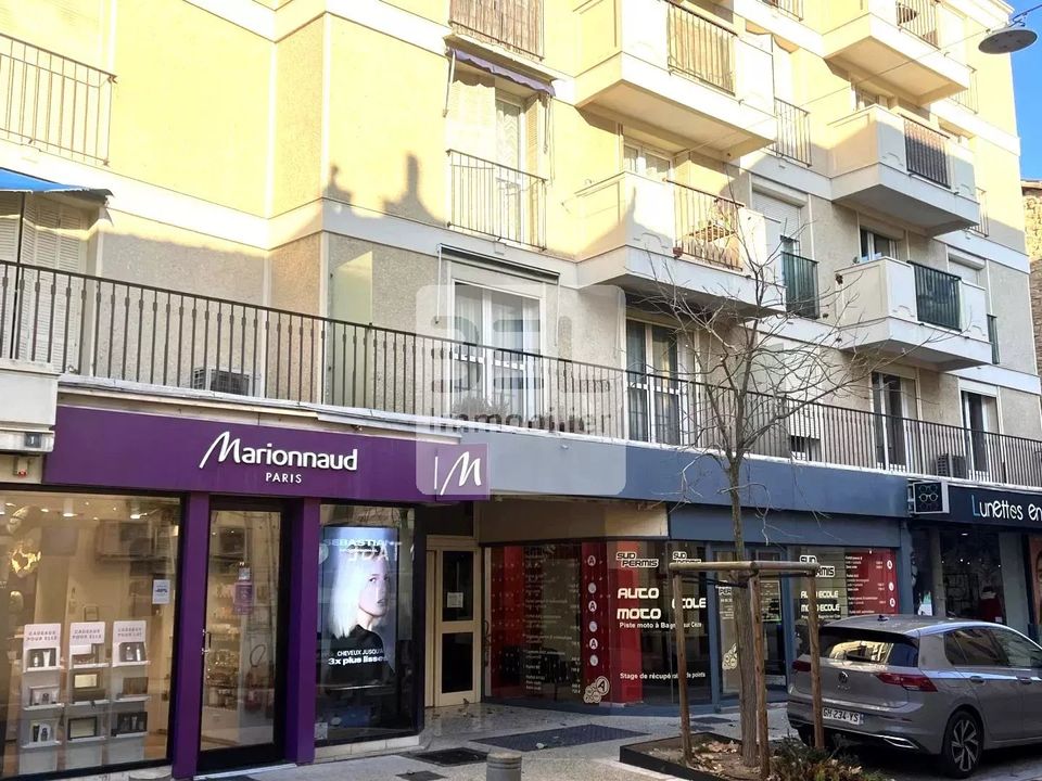 Erhvervsejendom i Bagnols-sur-Cèze, Gard - foto 1