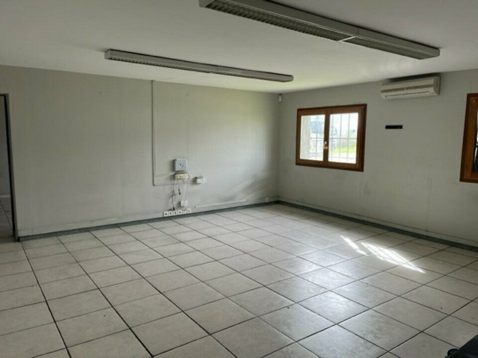 Commercial property in Saint-Loubes, Gironde - photo 5
