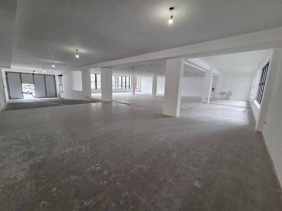 L'establiment comercial a San Giuliano Milanese, Milan - foto 1
