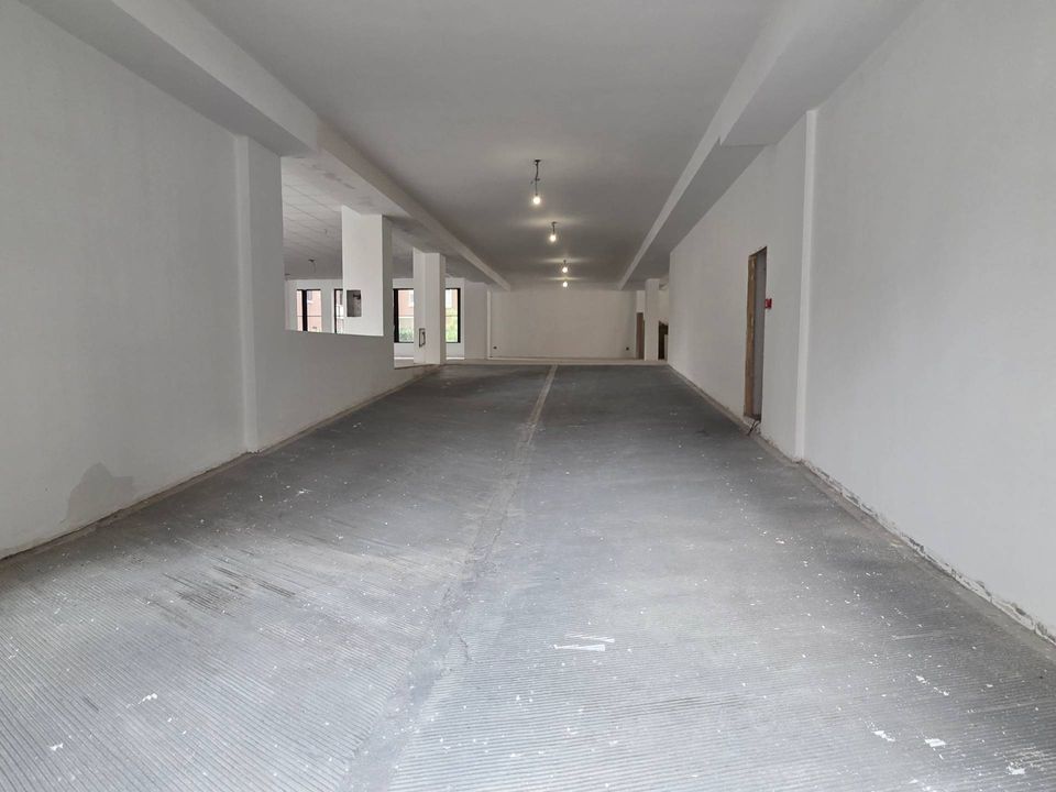 L'establiment comercial a San Giuliano Milanese, Milan - foto 2