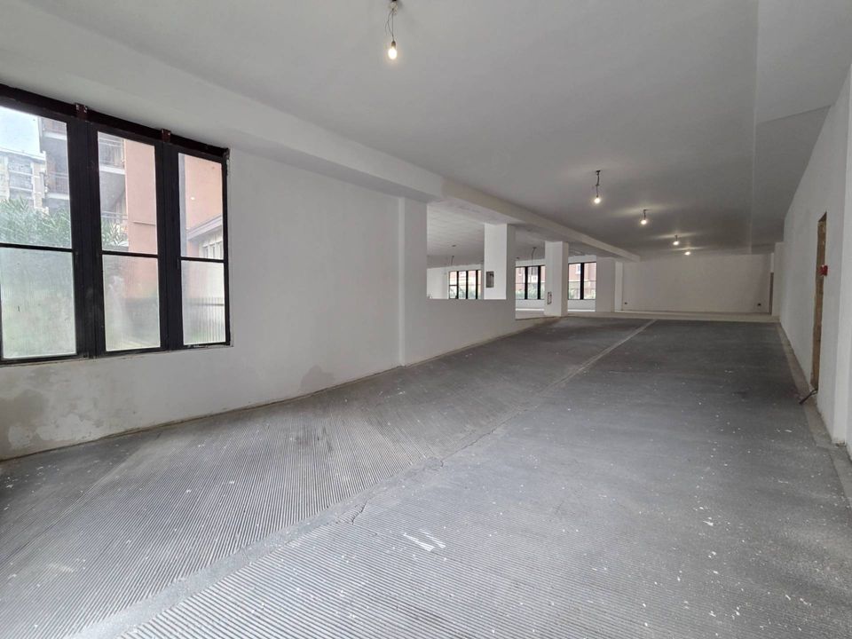 L'establiment comercial a San Giuliano Milanese, Milan - foto 3