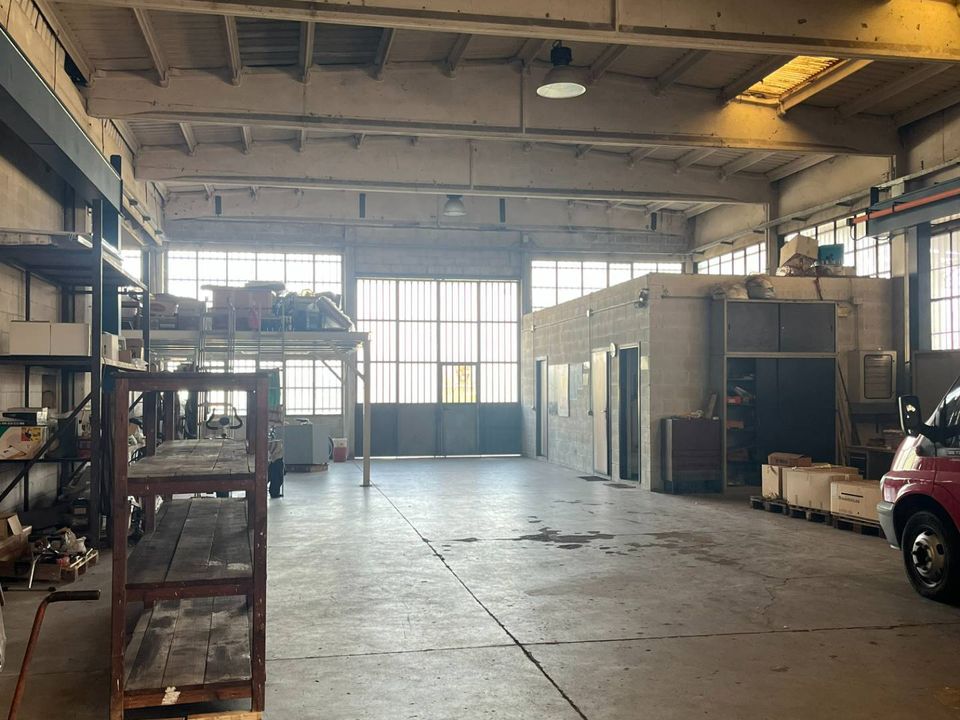 L'establiment comercial a Rosate, Milan - foto 3