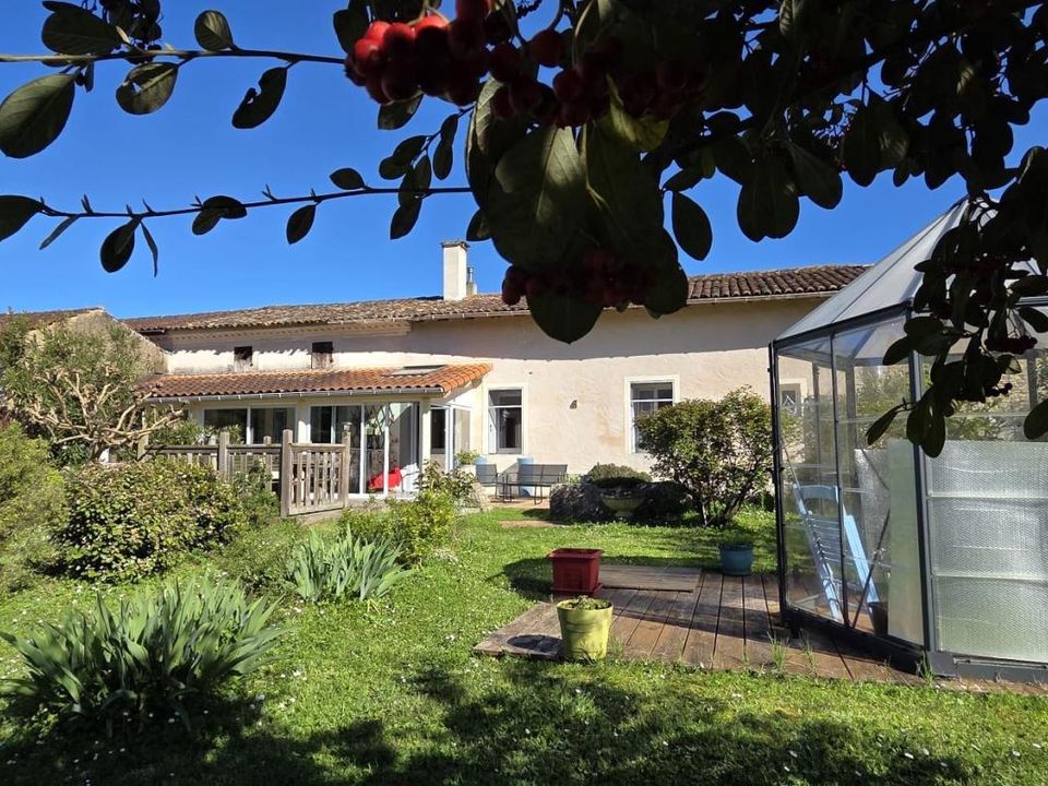 Villa i Saint-Dizant-du-Gua, Charente-Maritime - foto 1