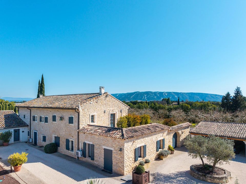 Villa in Robion, Vaucluse - photo 2