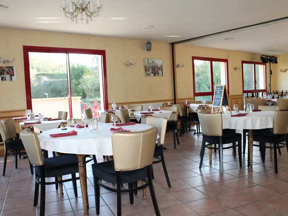 Commercial property in Saint-Cast-le-Guildo, Cotes-d'Armor - photo 1