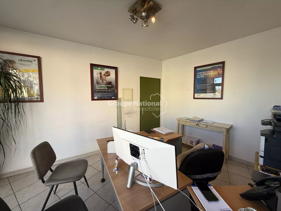 Commercial property in Pernes-les-Fontaines, Vaucluse - photo 2