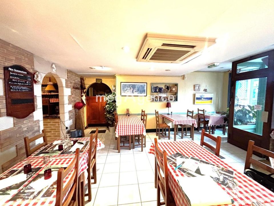Commercial property in La Flèche, Sarthe - photo 2