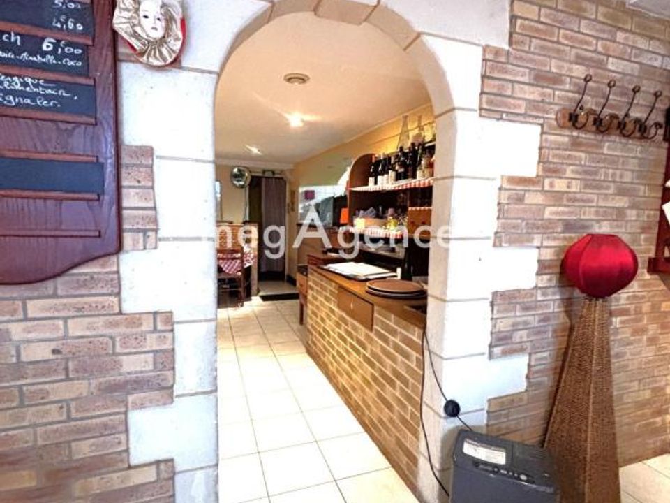 Commercial property in La Flèche, Sarthe - photo 3