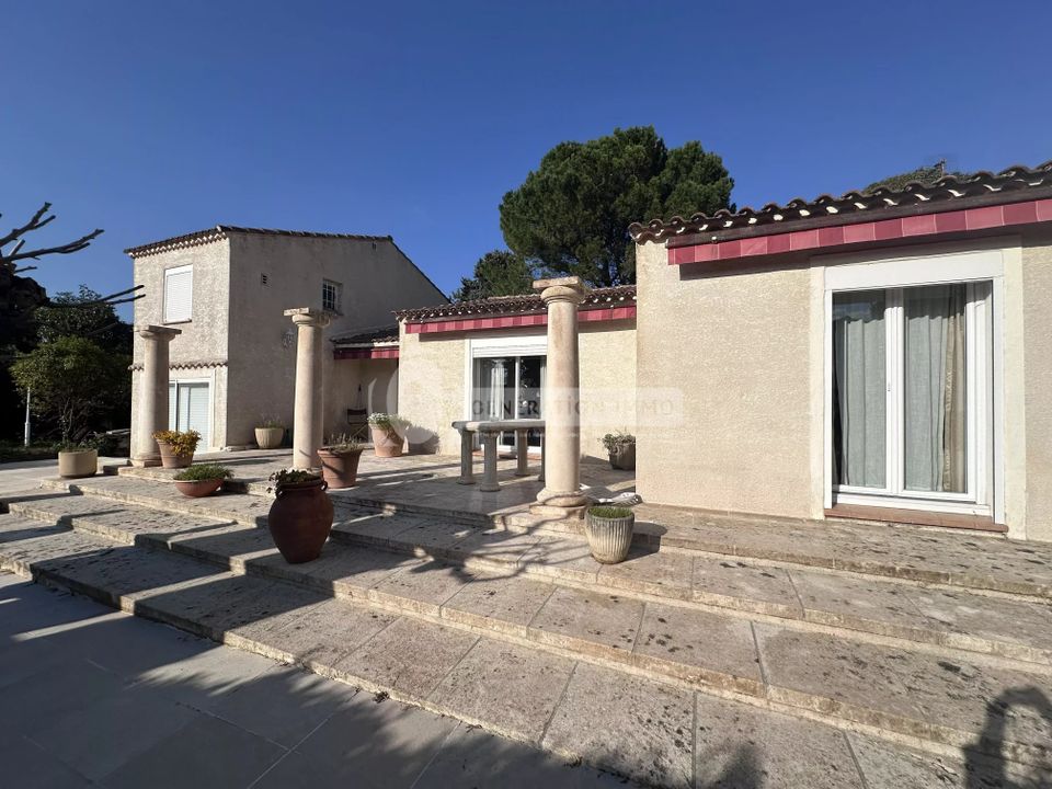 Villa i Saint-Étienne-du-Grès, Bouches-du-Rhone - foto 1