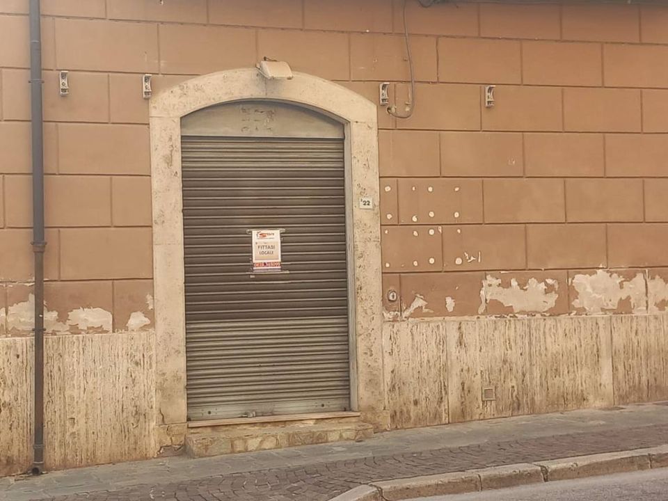 L'establiment comercial a Eboli, Salerno - foto 2