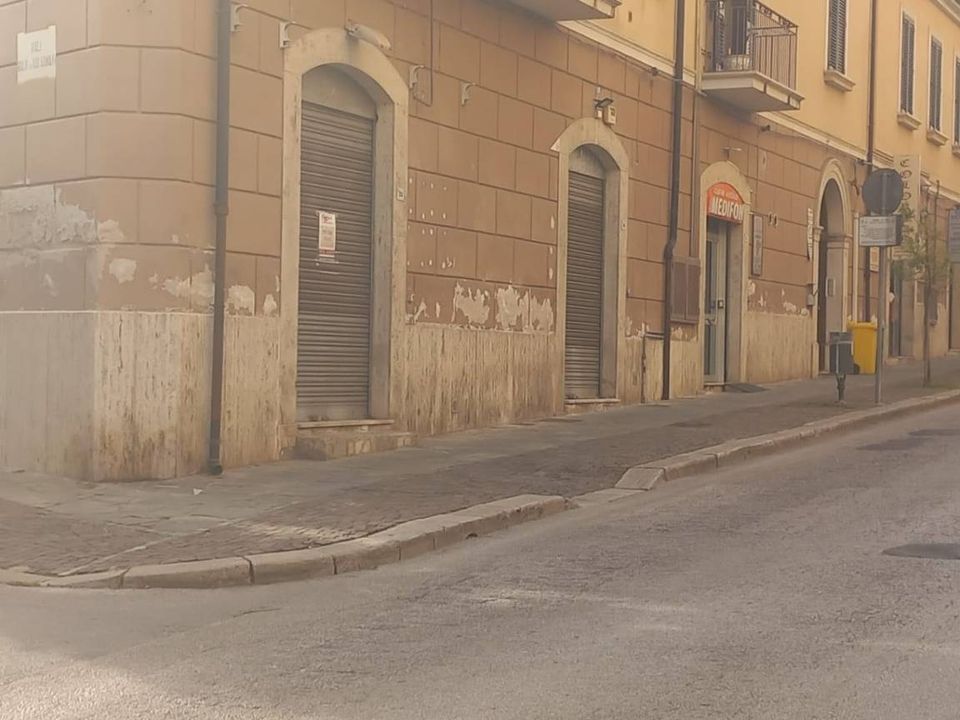 L'establiment comercial a Eboli, Salerno - foto 3
