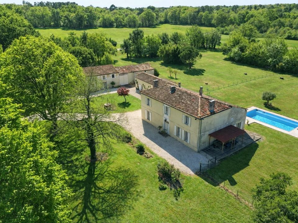 Villa i Saint-Genis-De-Saintonge, Charente-Maritime - foto 1