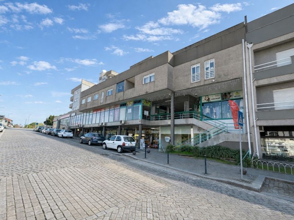 Commercial property in Felgueiras, Porto - photo 1