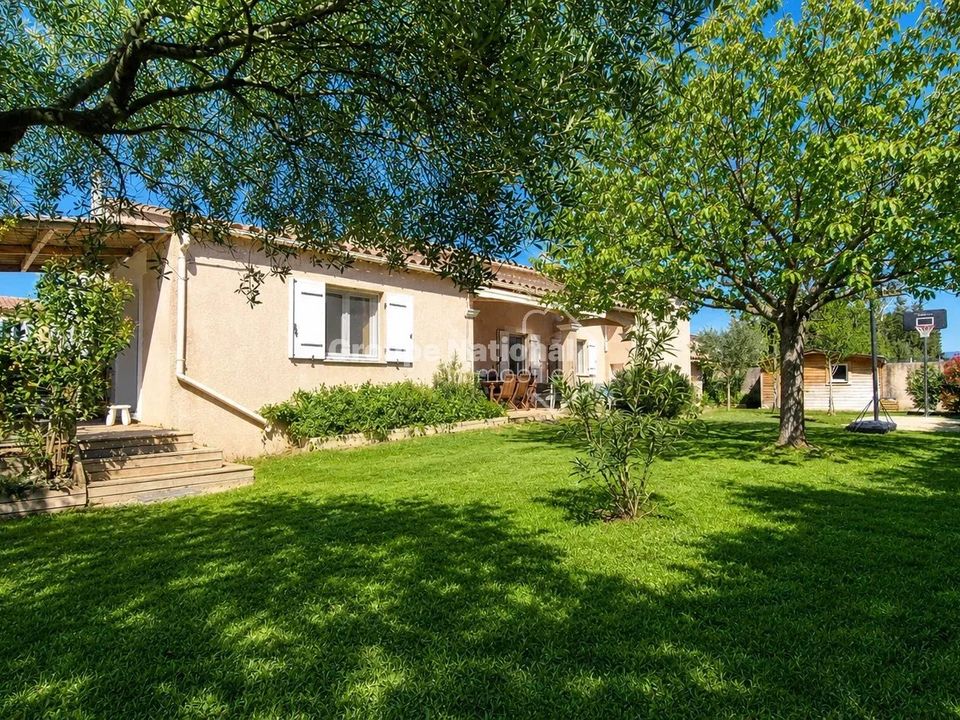 Villa in Le Thor, Vaucluse - photo 1