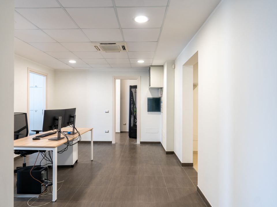 Commercial property in Lecce, Lecce - photo 2