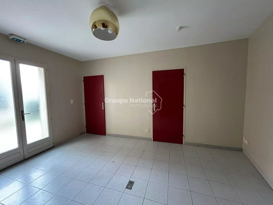Commercial property in Pernes-les-Fontaines, Vaucluse - photo 1