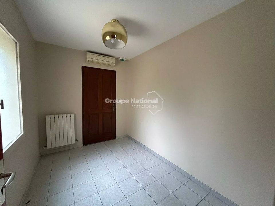 Commercial property in Pernes-les-Fontaines, Vaucluse - photo 3
