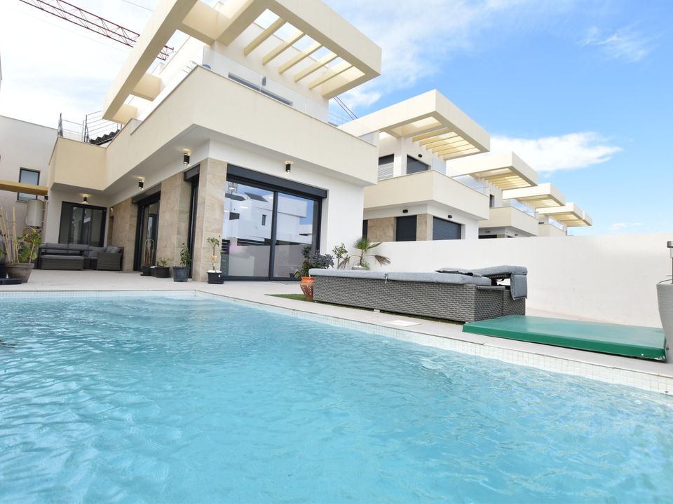 Villa in Los Montesinos, Alicante - photo 1