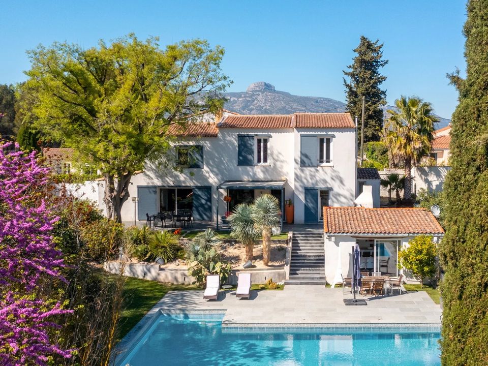 Villa i Aubagne en Provence, Bouches-du-Rhone - foto 1