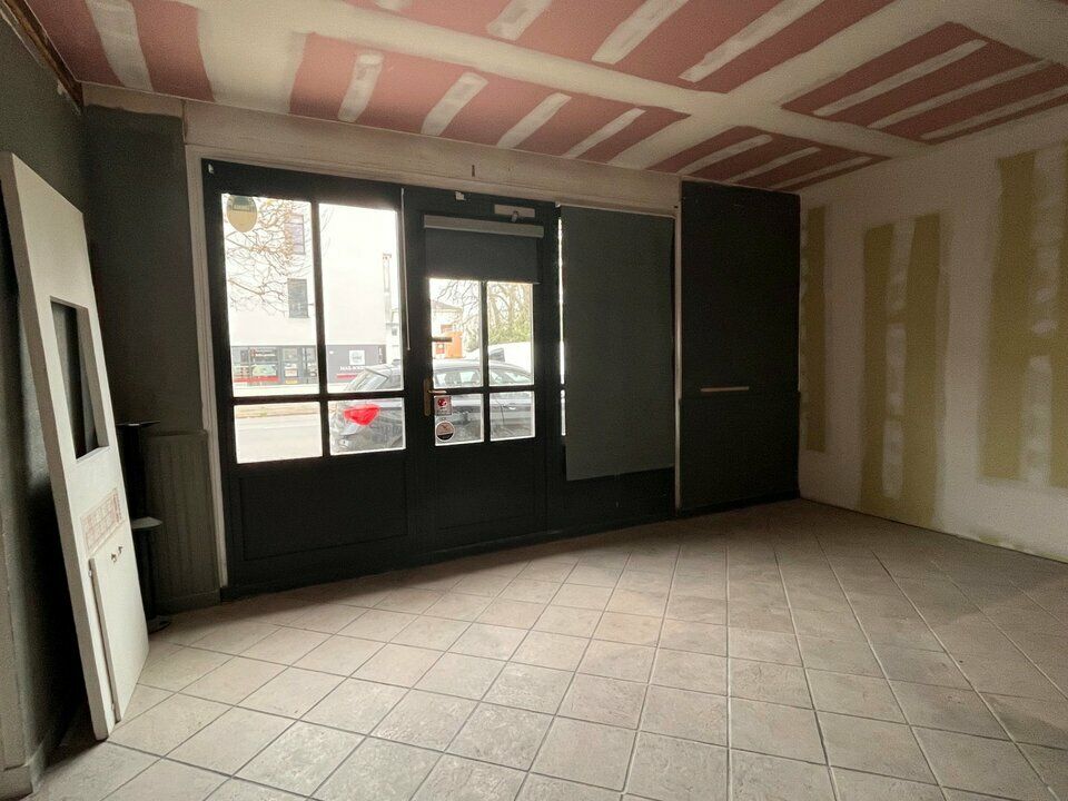 Commercial property in Vannes, Morbihan - photo 1