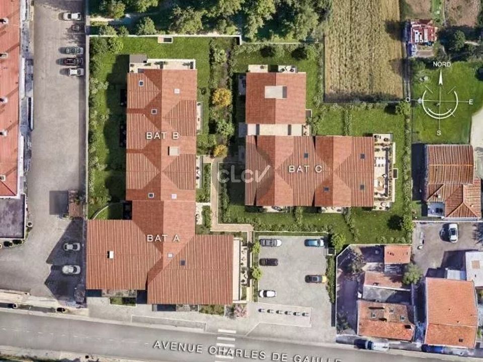 Erhvervsejendom i Saint-Bonnet-de-Mure, Rhone - foto 1