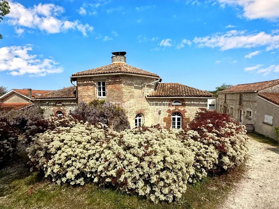 Landejendom i Saint-Martin-de-Coux, Charente-Maritime - foto 1