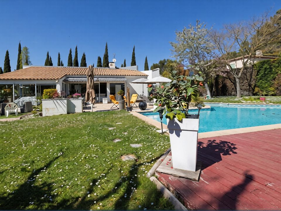 Villa i Bouc-Bel-Air, Bouches-du-Rhone - foto 1