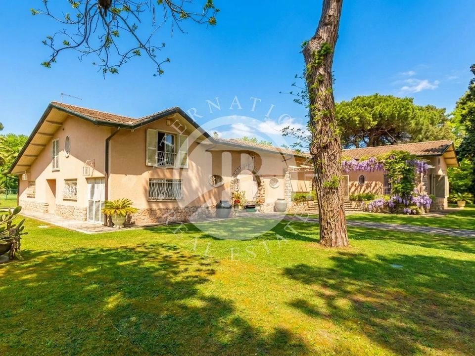 Villa a Massa, Massa and Carrara - foto 1