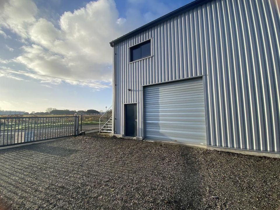 Commercial property in Izon, Gironde - photo 4