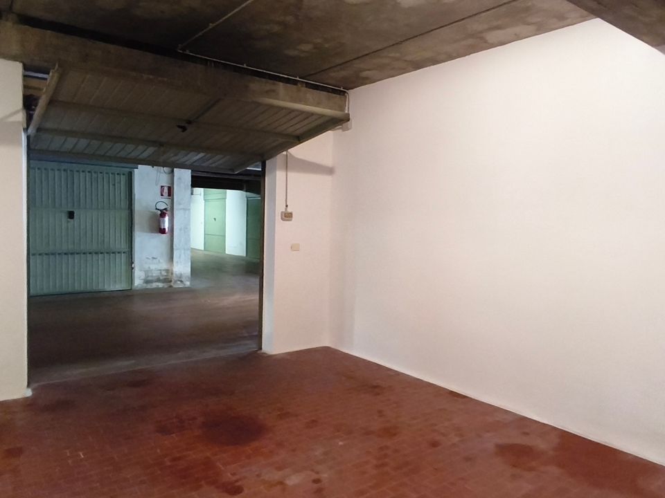 Garaż: Modena, Modena – zdjęcie 5