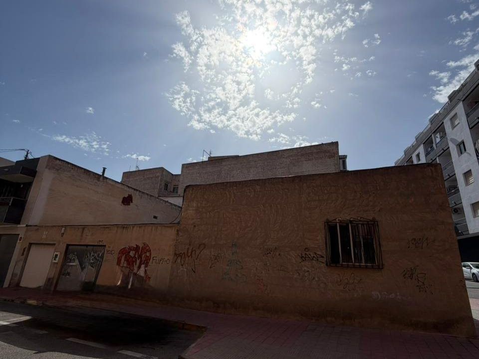 Helårsgrund i Torrevieja, Alicante - foto 1