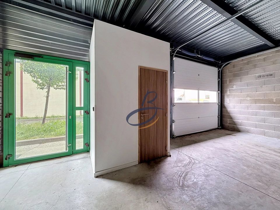 Commercial property in Saint-Quentin-Fallavier, Isere - photo 2