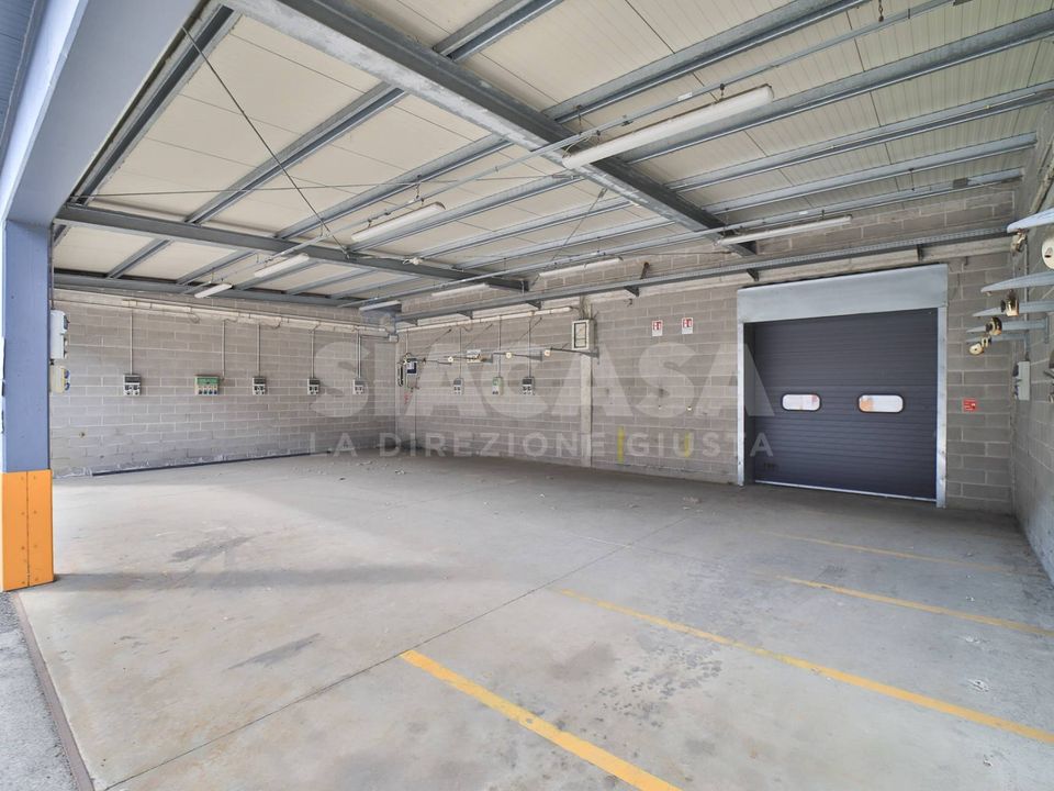 L'establiment comercial a San Giuliano Milanese, Milan - foto 3